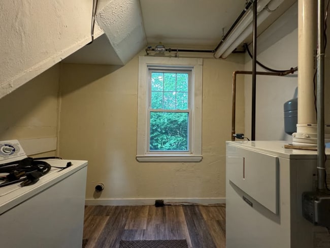 Building Photo - 121 E Main St