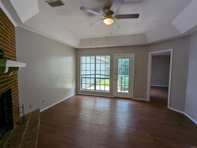 Foto del edificio - 580 Hollow Wood Rd