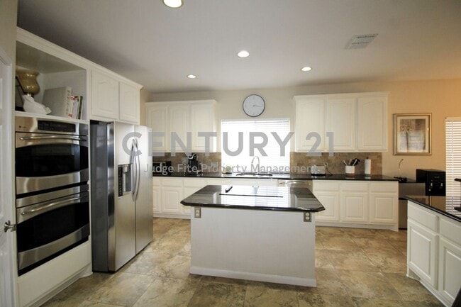 Building Photo - Well-Maintained 2-Story 5/4/3 Beauty in Ke...