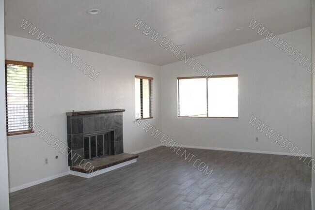 Building Photo - 4BD/ 2BD HOUSE EAST PALMDALE / RECENTLY RE...