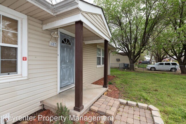Foto del edificio - 3 br, 1 bath House - 607 E Beaver St