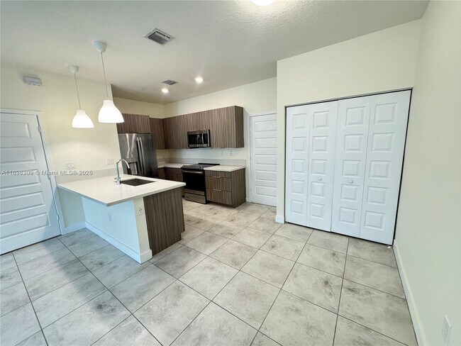 Foto del edificio - 4802 NW 83rd Path