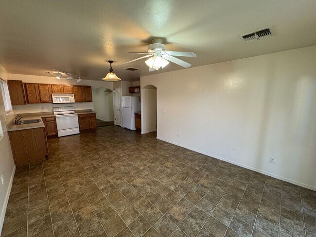 Foto del edificio - 3 Bedroom - 2 Bath - 2 Car Garage - Green Valley, AZ