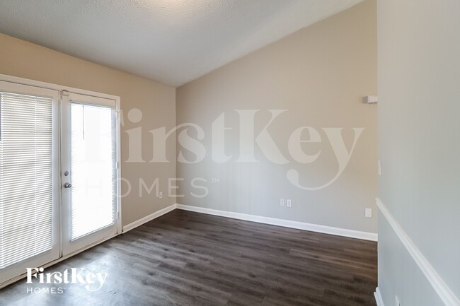 Foto del edificio - 8920 Woodlake Ct