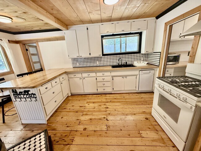 Foto del edificio - 15697 Lakewood Ln