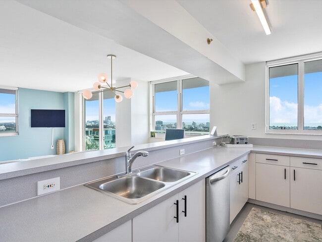 Building Photo - 650 West Ave