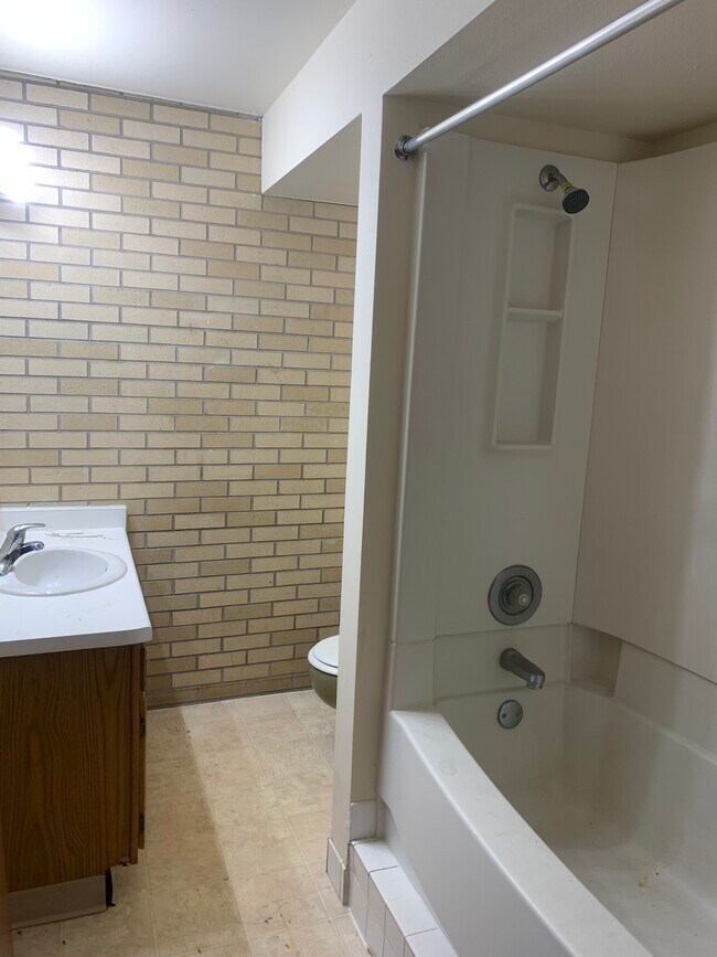 Baño completo, bañera/ducha - 7118 Raymond Rd