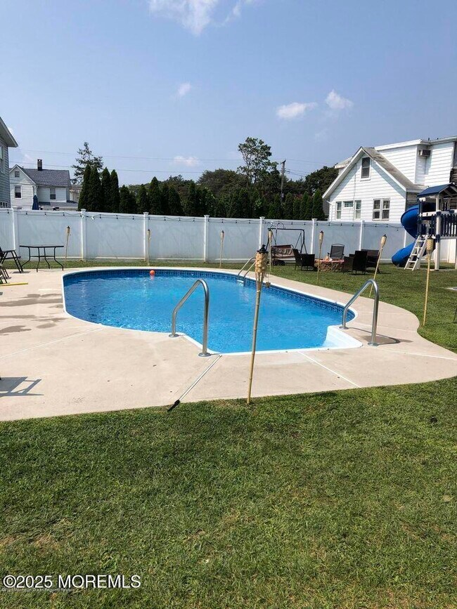 Foto del edificio - 317 Roosevelt Ave