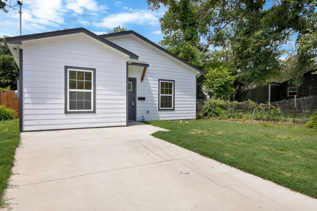 Building Photo - No carpet! Big privacy yard