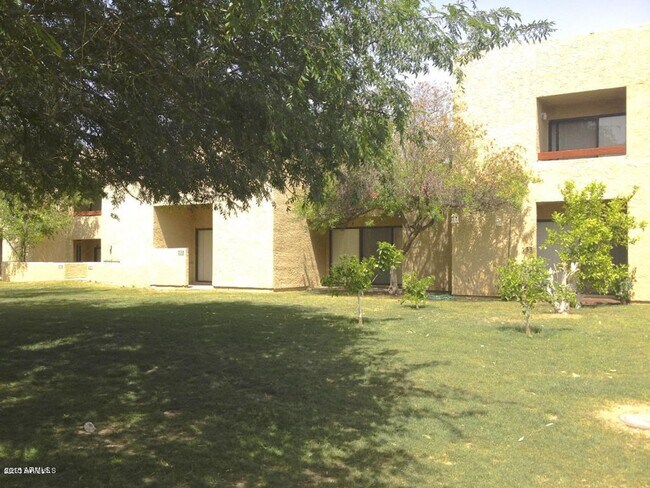 Building Photo - Charming 2 bedroom 1.5 bath townhome with ...