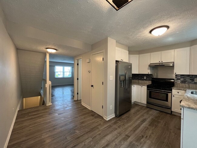 Building Photo - Beautiful  2-Bedroom Condo with Cozy Patio...