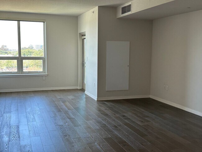 Foto del edificio - COMING SOON!! Showpiece Condo with Incredi...