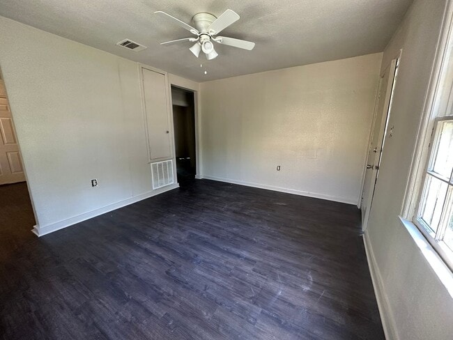 Building Photo - Like new 2 Bedroom home