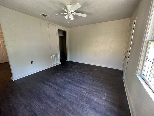 Foto del edificio - Like new 2 Bedroom home