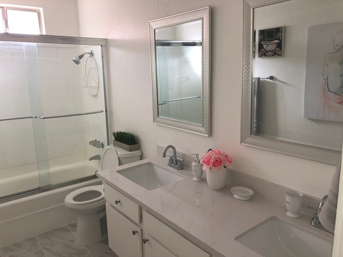 Foto principal - 400 N Sunrise Way