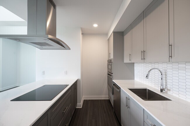 Building Photo - 2320 N Lincoln Park W