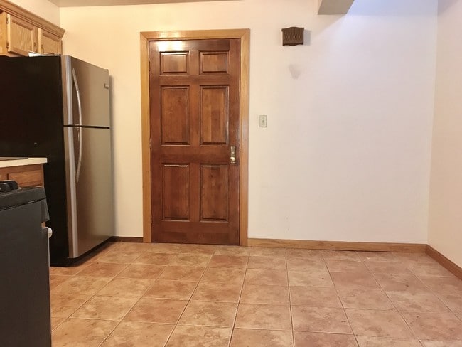 Building Photo - LARGE 2 bedroom with PRIVATE BACKYARD!