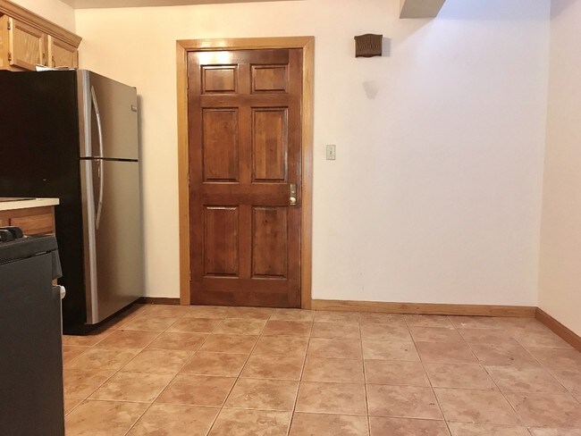 Foto del edificio - LARGE 2 bedroom with PRIVATE BACKYARD!