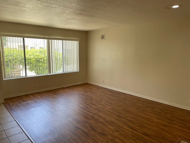 Sala de estar - 1315 W Latham Ave