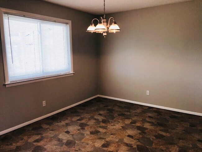 Building Photo - Newly Remodeled Home!