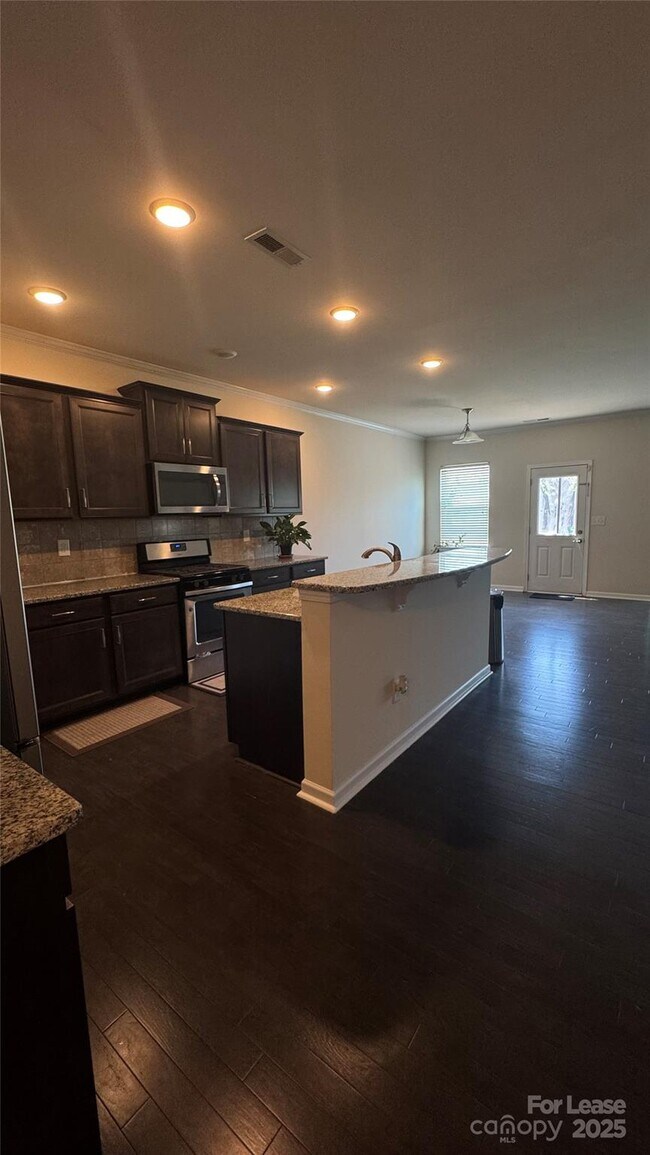 Foto del edificio - 493 Twelve Oaks Ln
