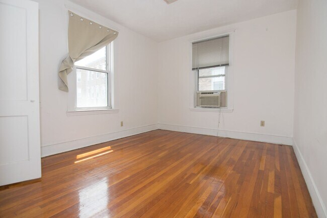 Foto del edificio - Spacious Budget-Friendly Apt near T with t...