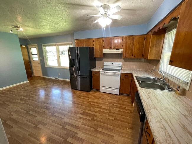 Building Photo - Town and Country Home For Rent