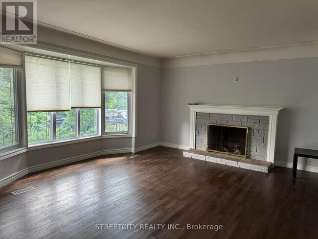 Photo du bâtiment - 1629 Louise Blvd