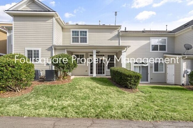 Foto del edificio - Charming Townhome with Open Layout, Back Patio & One-Car Garage – Near RTP, RDU & Everyday Conven...