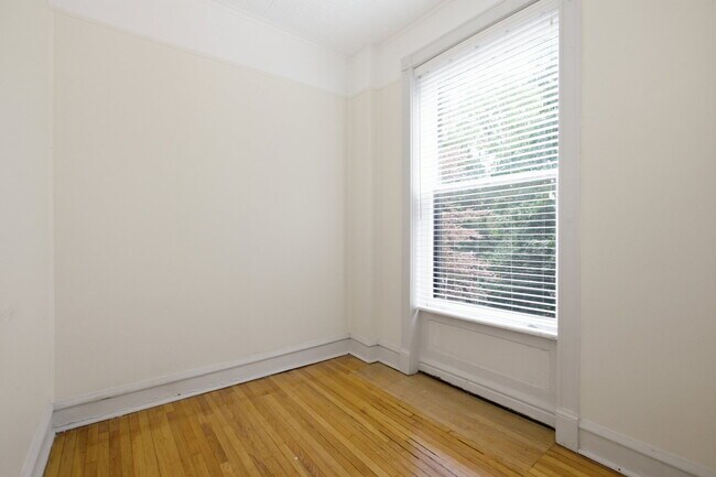 Building Photo - 2522 N Burling St