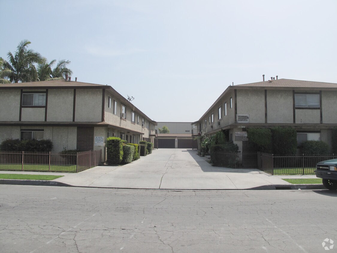 Foto del edificio - 11736 Coldbrook Ave