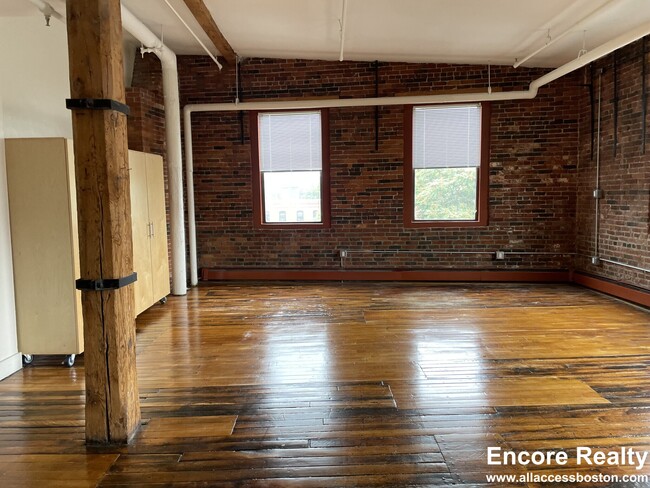 Building Photo - 804 Tremont St