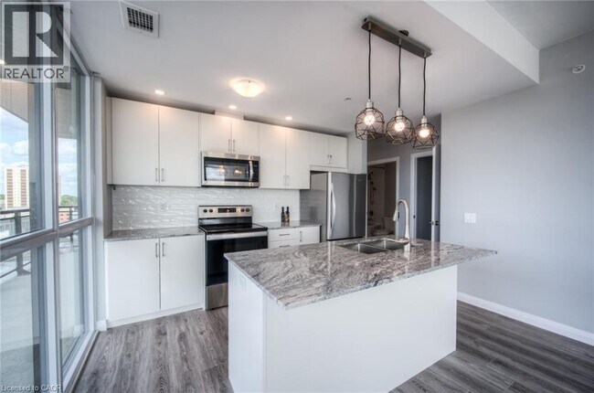 Photo du bâtiment - 60 Charles St W