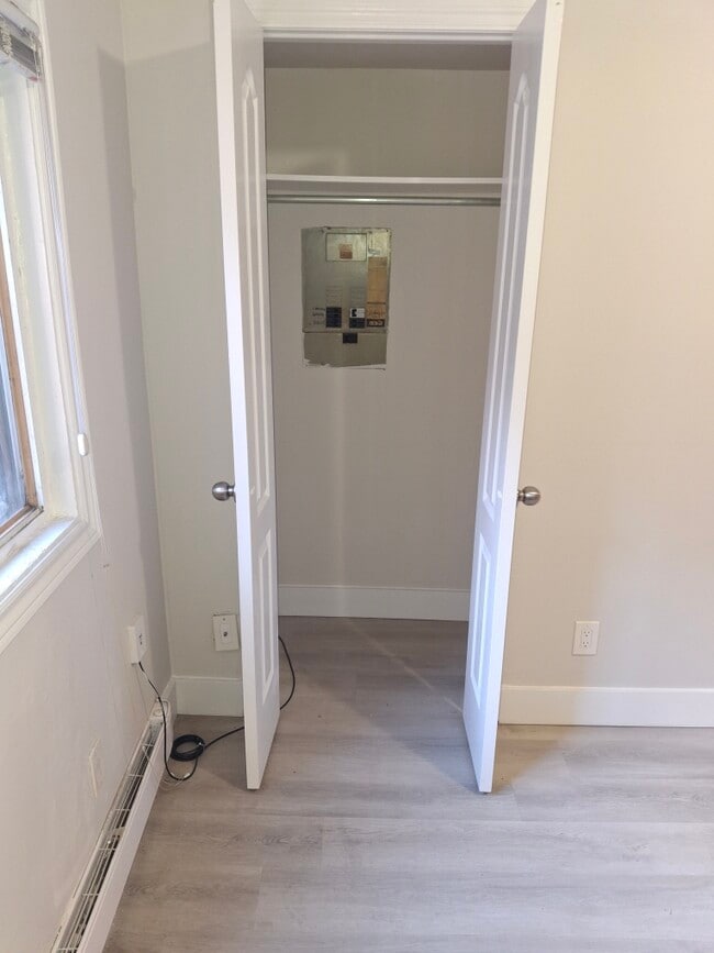 Building Photo - Bachelor Apartment in lovely building!