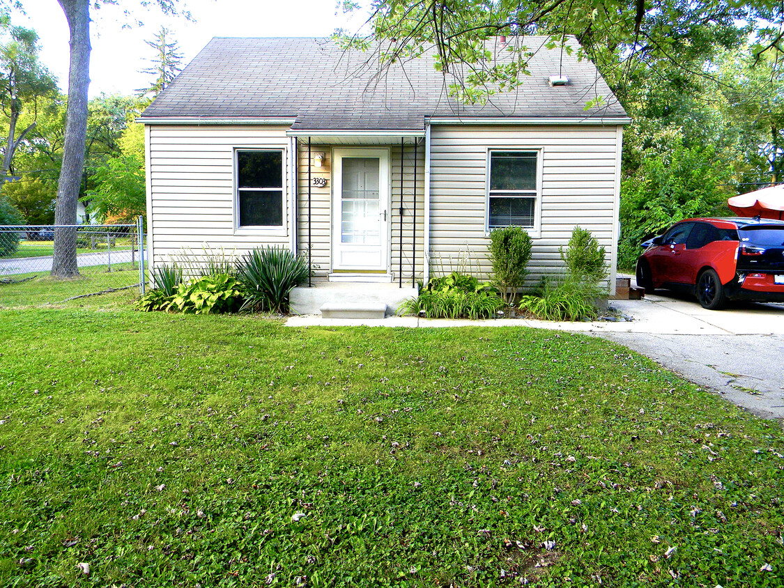 FRONT YARD - 3303 Oakwood St