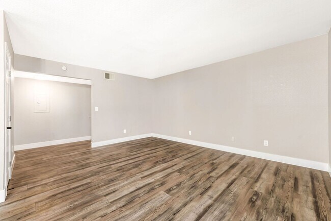 Foto del edificio - Modern Condo in Guard-Gated Community!