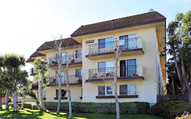 Building Photo - Edinger View Apartments