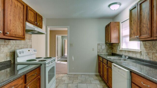 Building Photo - 132 Park Cir
