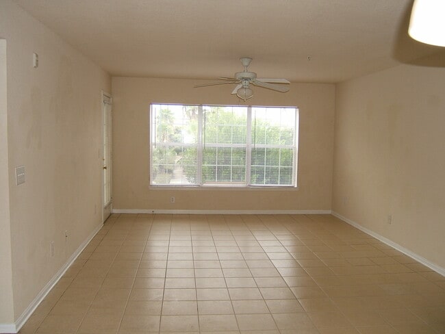 Building Photo - Spacious 3B/2B Unfurnished Condo near Beac...