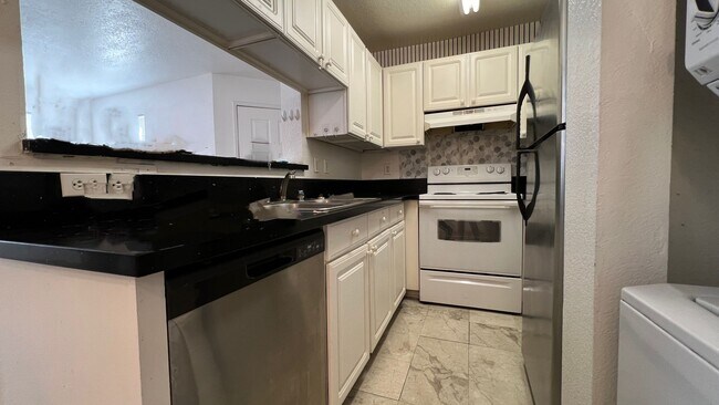 Building Photo - 3974 Bushnell Dr