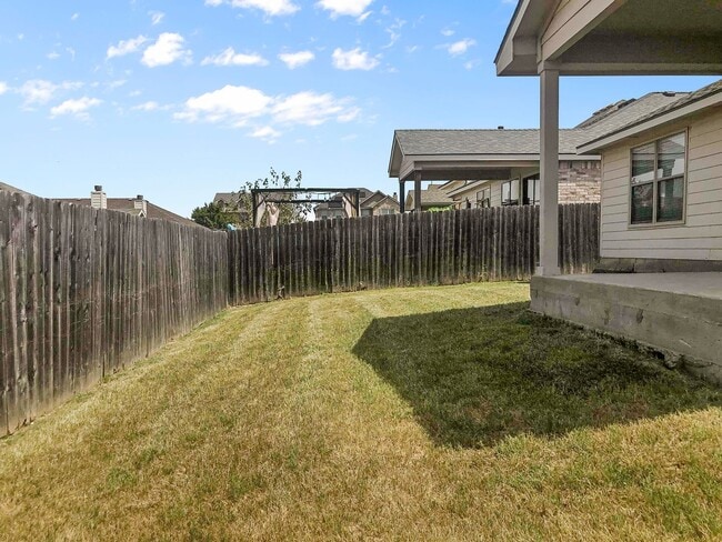 Building Photo - Spacious 1 Story Home!