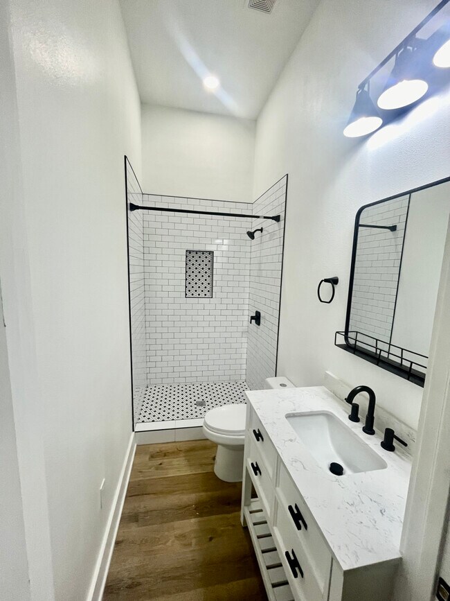 Foto del edificio - 2810 N Mitchell Ave