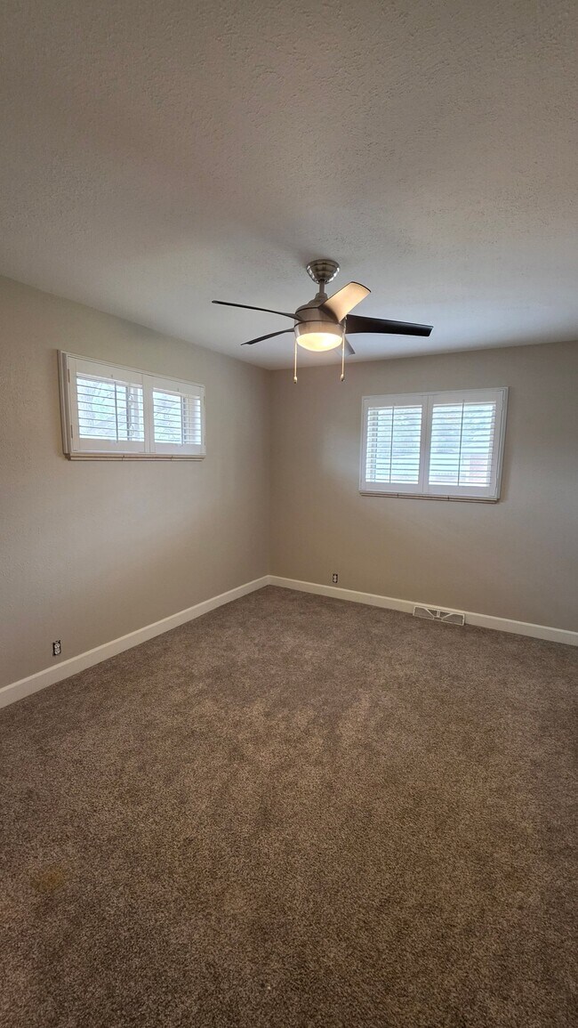 Building Photo - 793 W Longview Ave