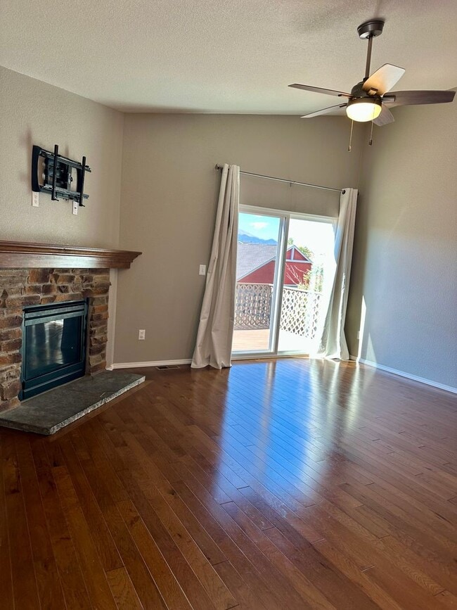 Building Photo - BEAUTIFUL 4BD HOME in MESA RIDGE with MOUN...