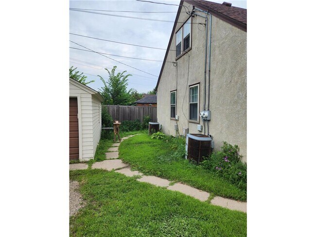 Foto del edificio - 5028 Bloomington Ave