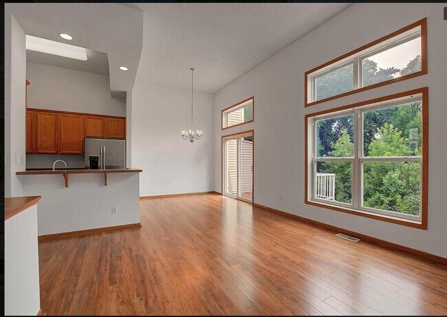 Large, high ceiling living room - 5160 Farnham Dr N