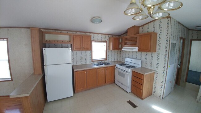 Building Photo - 1664 Fyler Rd