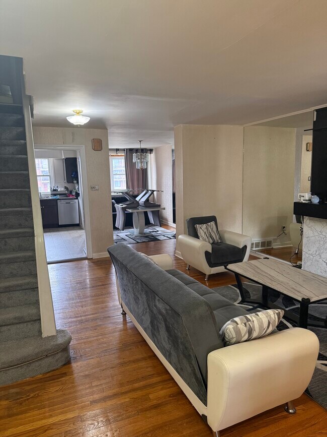 Building Photo - 114 E Colonial St