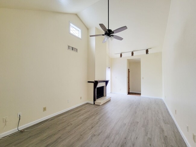 Foto del edificio - This stunning single-story upstairs unit o...