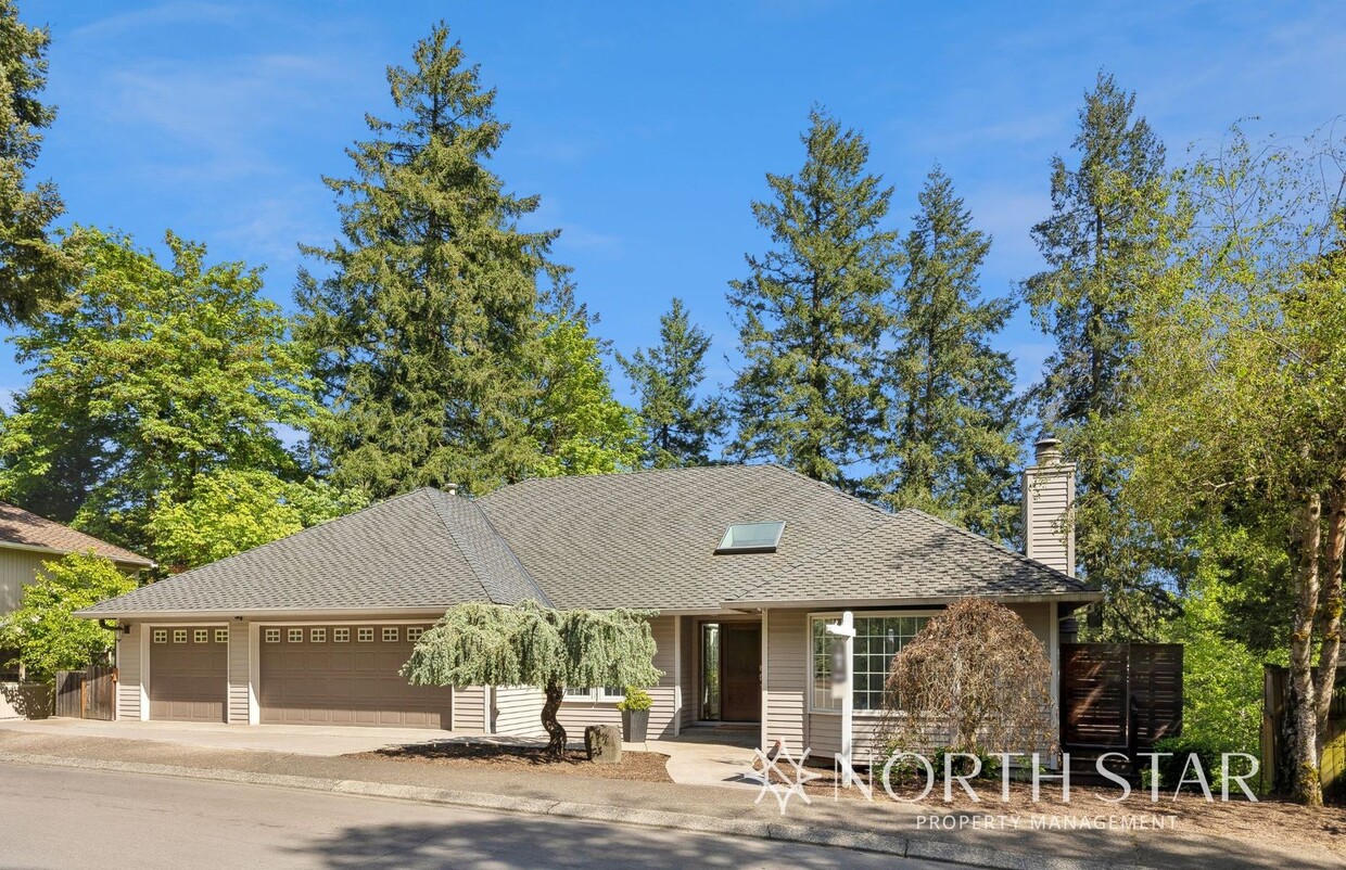 Primary Photo - Stunning Lake Oswego Home with Space for E...